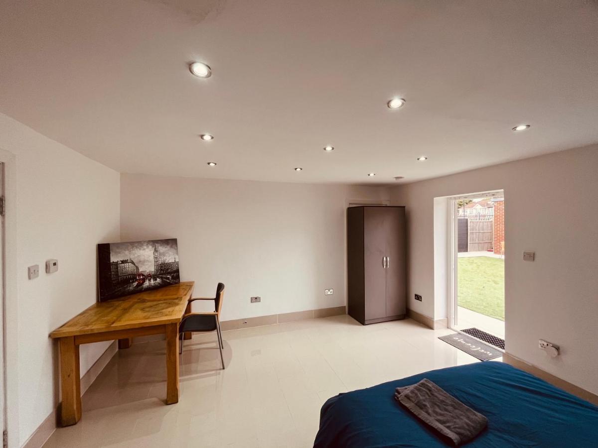 Large And Comfy Studio Flat C Near Heathrow Хитроу Экстерьер фото